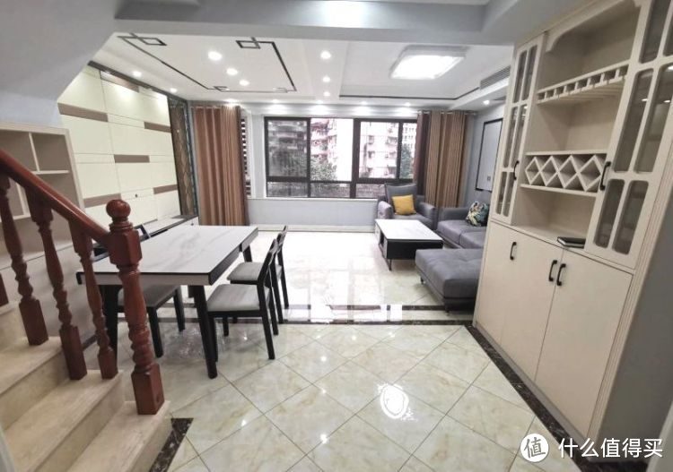 買不起別墅可以看看躍層，128㎡三室兩廳大躍層，堪稱空中別墅