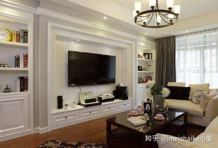 電視墻怎么裝修？別再裝過時的壁紙瓷磚了，聰明人都用這種材料