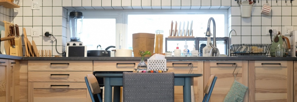 餐廳櫥柜裝修效果圖原木與灰綠撞色，一張方桌讓廚房潮流混搭廚房設(shè)計圖片賞析