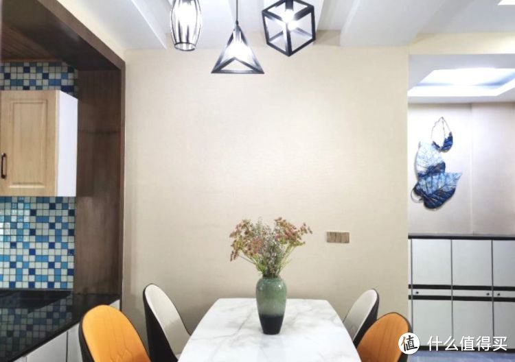 136㎡錯層大四房，優(yōu)雅的新中式裝修，衣柜里面裝廁所，誰見過？