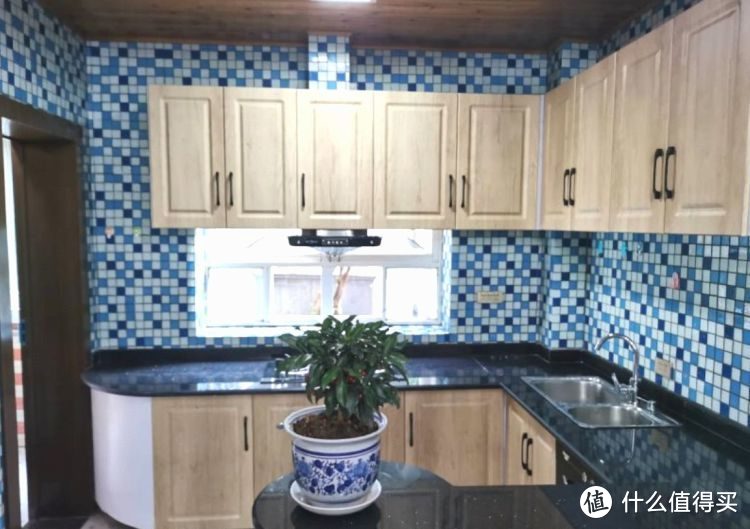 136㎡錯層大四房，優(yōu)雅的新中式裝修，衣柜里面裝廁所，誰見過？