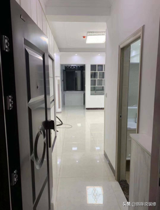 30㎡緊湊小蝸居，把一半陽臺改造成廚房，再也不用擔(dān)心油煙到處飛