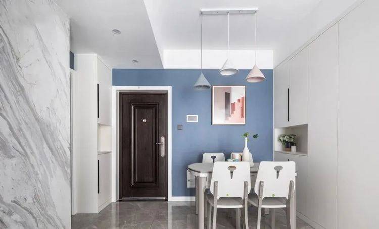 80平兩室，大理石電視墻質(zhì)感十足，餐邊柜、衣柜這樣裝，經(jīng)典實(shí)用