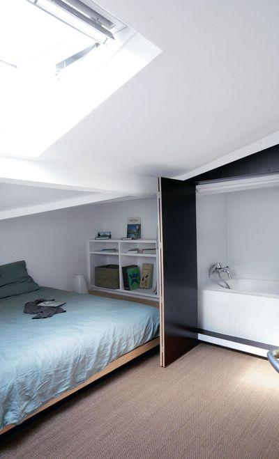 蝸居閣樓只能想辦法，斜墻上裝壁櫥式浴缸不浪費(fèi)1㎡，看著卻心酸