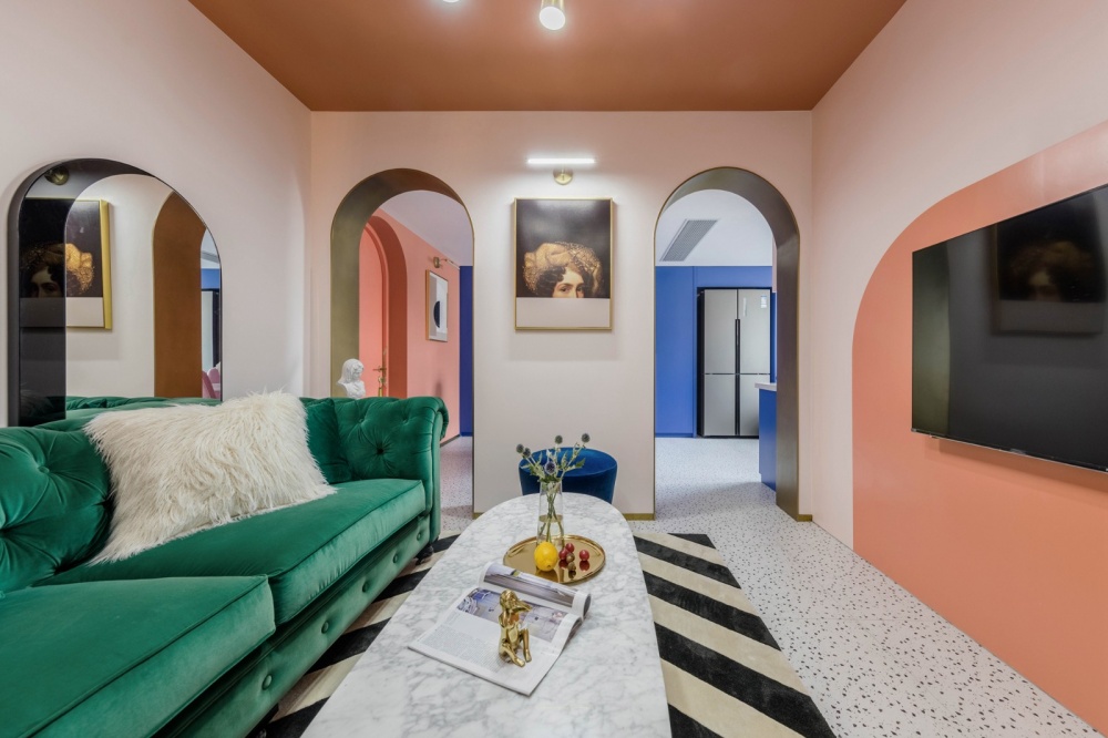 客廳沙發(fā)裝修效果圖老破小變身時(shí)髦公寓，最「好色」潮流混搭客廳設(shè)計(jì)圖片賞析