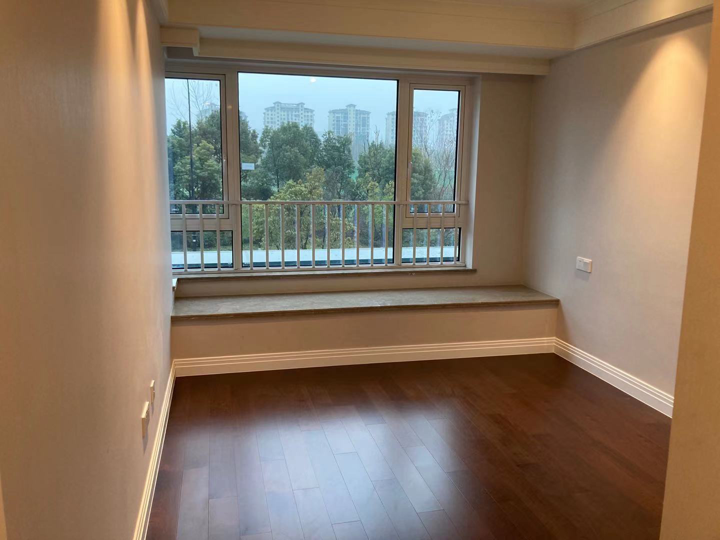 男子買200多萬精裝修房子被做成樣板房，開發(fā)商：送兩年物業(yè)費