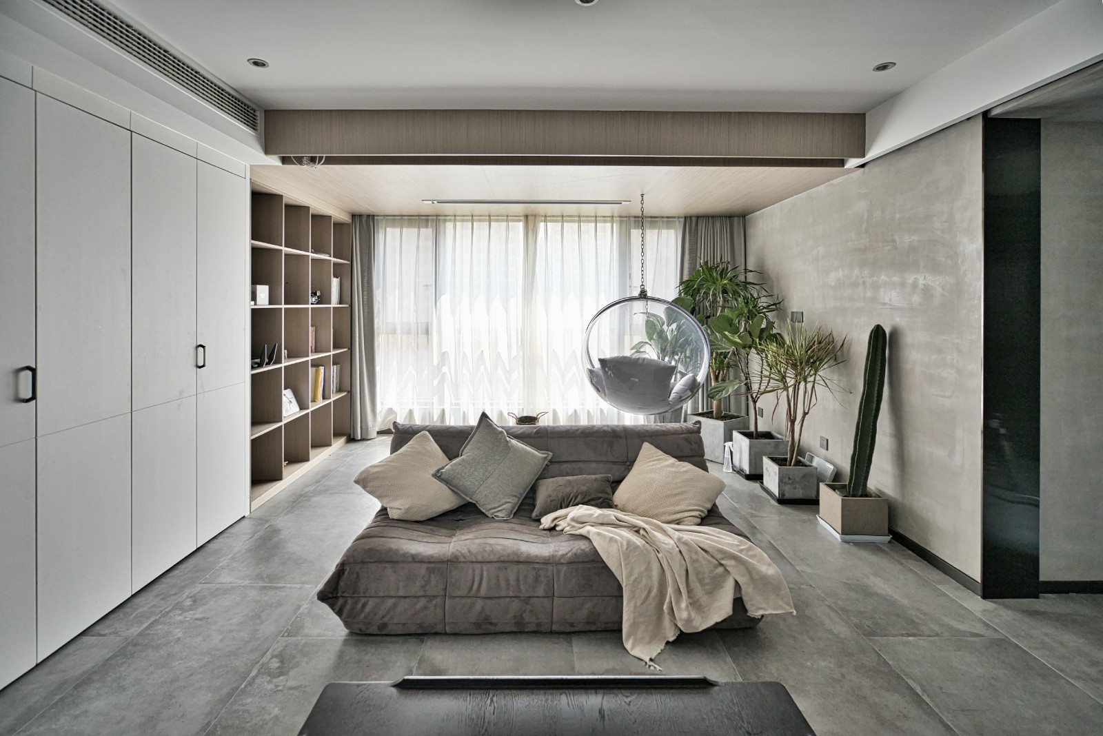 客廳沙發(fā)裝修效果圖水泥灰極簡(jiǎn)風(fēng)，像極了一個(gè)純凈而潮流混搭客廳設(shè)計(jì)圖片賞析