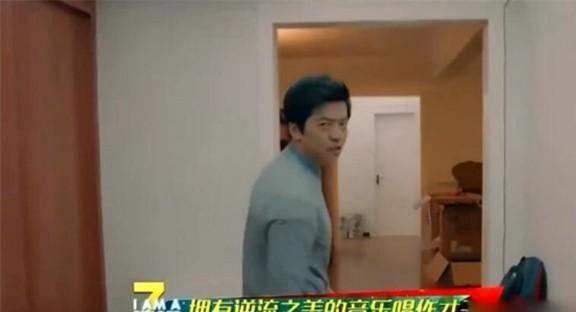 參觀清華才子李健的家，裝修樸素不追求豪華，客廳只放一個大書柜