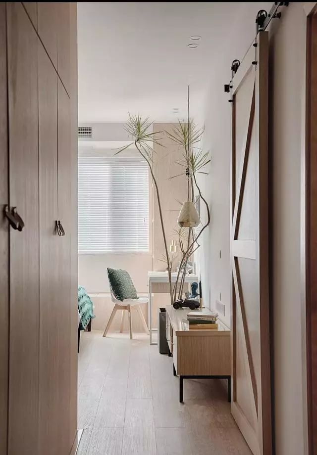 35平的小戶型公寓，客臥廚衛(wèi)都有，還塞下了一堆衣服