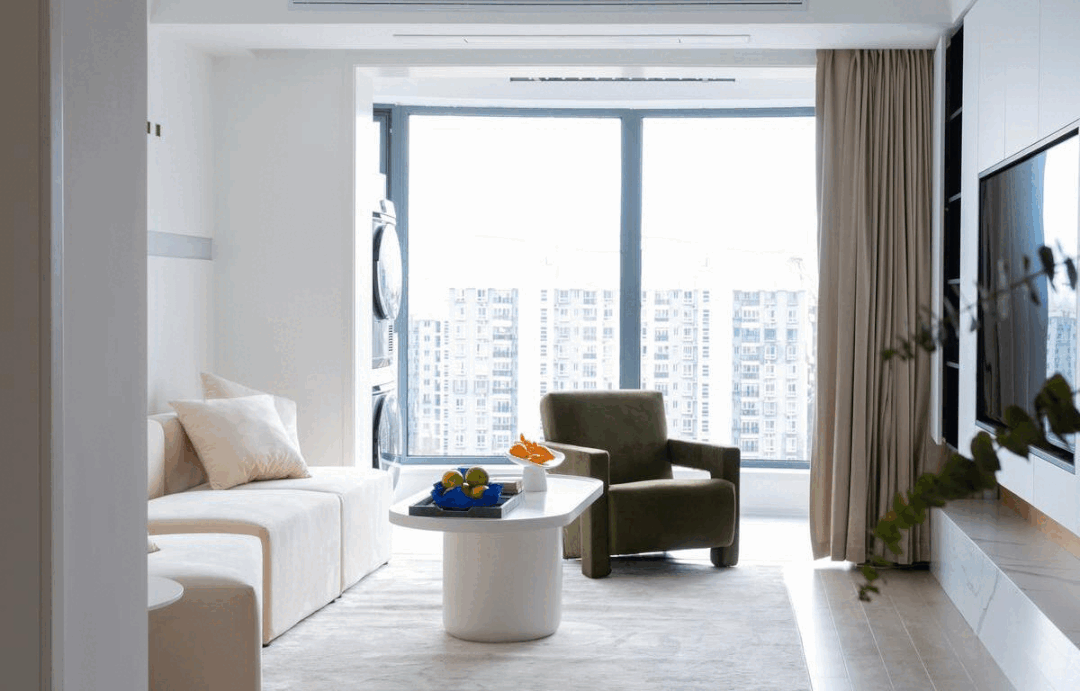 94㎡小兩居，用克萊因萊作跳色，空間既溫馨舒適又有亮點(diǎn)