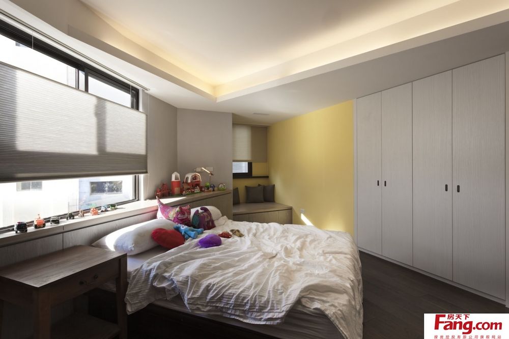 她家現(xiàn)代輕奢風(fēng)，簡約大方又高級，尤其是客廳，比樣板房還漂亮