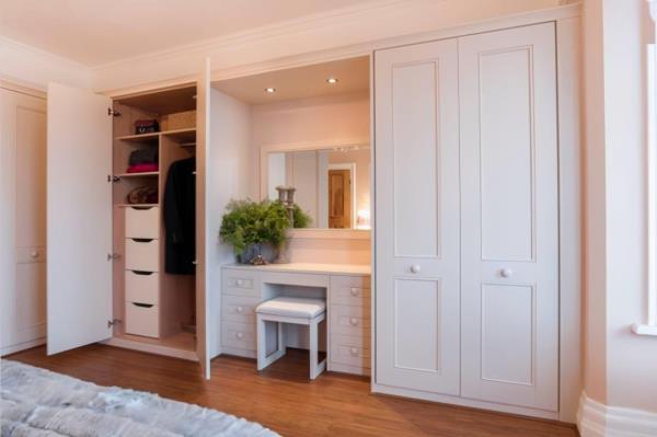 三亞裝修公司：小戶型房子裝修，臥室墻上挖三個壁櫥！