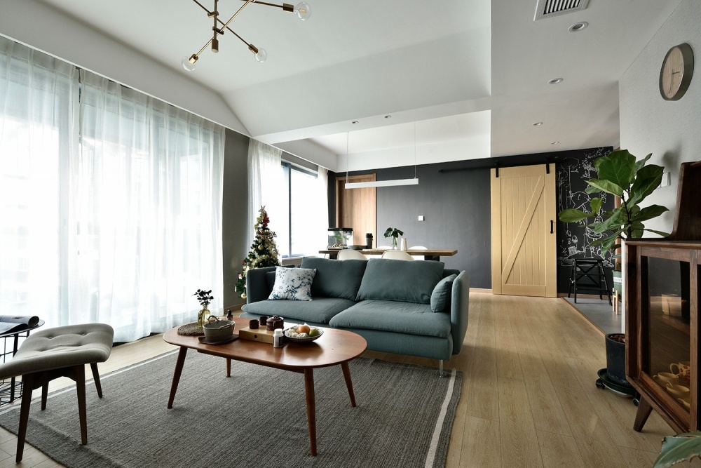 客廳窗簾裝修效果圖這個陽臺太強大，兼顧養(yǎng)花、擼貓北歐極簡客廳設計圖片賞析